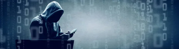 Hacker Bir Siber Uzaya Girmek Için Dizüstü Bilgisayarına Bir Kod — Stok fotoğraf