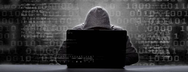 Hacker Kiírja Kódot Egy Laptop Billentyűzetén Hogy Betörjön Egy Kibertérbe — Stock Fotó