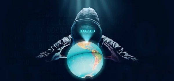 Хакер Печатает Код Клавиатуре Ноутбука Проникнуть Киберпространство — стоковое фото