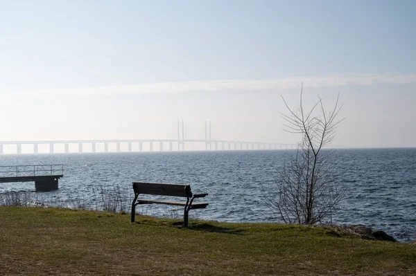 Eine Leere Bank Direkt Meer Mit Der Öresundbrücke Nebel Hintergrund — Stockfoto