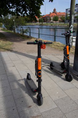 Malmö, İsveç - 20 Temmuz 2019: Circ markasının iki kiralık scooter 'ı şehir merkezindeki kanalın yanına park edilmiştir.