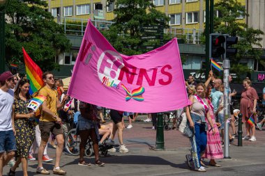 Malmö, İsveç - 20 Temmuz 2019: Geleneksel Onur Yürüyüşü 'nde yürürken pembe bir pankart taşıyan gençler