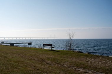 İsveç 'te karantina sırasında deniz kenarında boş bir bank.