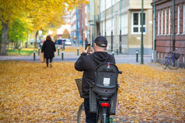 Hombre Vestido Negro Detiene Con Bicicleta Para Tomar Fotos Las — Foto de Stock