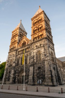 Sıcak bir yaz akşamında gün batımında Lund Katedrali 'nin cephe ve çan kulesinin kahramanca görüntüsü.