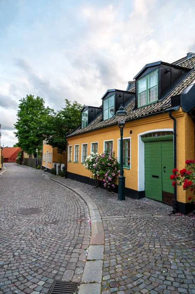 Cabañas Amarillas Largo Una Calle Adoquinada Casco Antiguo Histórico Lund — Foto de Stock