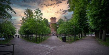 İsveç 'in Lundagard kentindeki parkta bulunan Kungshuset (Krallar Evi) panoramik manzarası