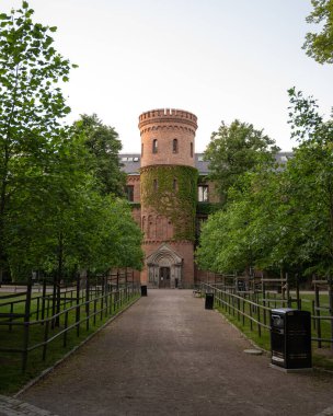İsveç 'in Lund kentindeki Kungshuset (Krallar Evi) adlı ortaçağ binasına doğru park boyunca görüntüle
