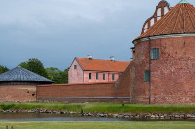Landskrona Şatosu (Citadellet) yuvarlak kuleleri ve tuğla cepheleriyle