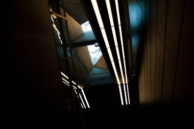 Danimarka metro istasyonunda soyut ve fütürist mimari