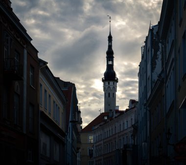 Estonya 'nın Tallinn kentindeki Unesco miras bölgesinde gün batımına karşı büyük bir kule.