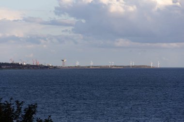 İsveç 'in Landskrona limanı ufukta görünüyor.
