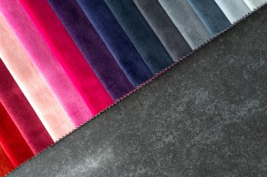 Koyu renkli taş bir masanın üzerine yerleştirilmiş kumaş örneklerinin renk değişimleri