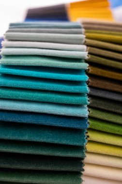 Yeşil ve mavi yumuşak lüks kadife örneklerin serin tonları