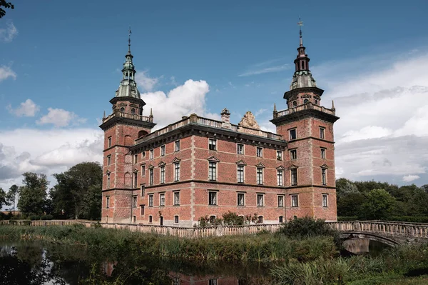 Die Außenfassade Der Burg Marsvinsholm Mit Ihren Türmen Und Dem — Stockfoto