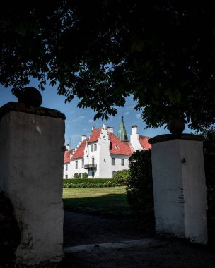 Bosjokloster şatosunun dış tarafı, yaz boyunca eski bir kapıdan görüldü.