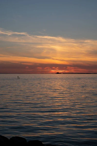 Een Man Een Surfplank Het Kalme Baai Water Met Kerncentrale — Stockfoto