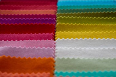 Değişik renklerde yumuşak renkli kadife örnekler.