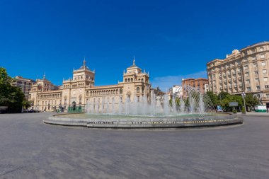  Valladolid 'deki Zorrilla Meydanı' ndaki modern çeşme, Ağustos 2017, İspanya