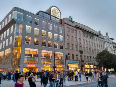 Prag 'daki alışveriş caddesinde, Moda dükkanları ve CKD binasında yürüyen insanlar, Wenceslas Meydanı, Prag, Eylül 2017