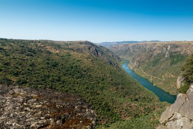 Duero 'nun dağlarla ve Duero nehri, Salamanca, İspanya' yla gelişinin panoramik görüntüsü.