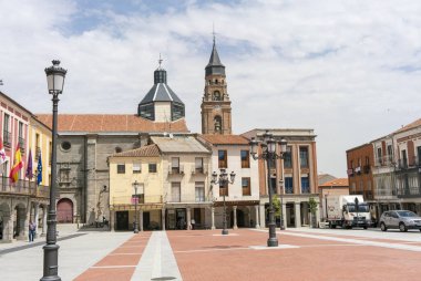 Penaranda de la Constitucin 'de Plaza de la Bracamonte solda belediye binası ve arka planda San Miguel Kilisesi, Salamanca, İspanya, Temmuz 2020