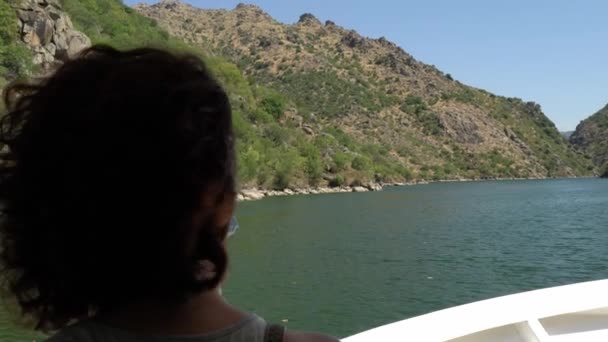 山の景色を背景に川にボートの目覚めセーリング — ストック動画
