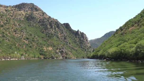 山の間のデュエロ川を航行する観光船の目覚め — ストック動画