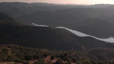 Bir yaz günü gün batımında Douro Nehri 'nin tepesinden dağ manzarası. Vadi ve nehir boyunca hareket.