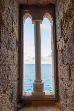 Peniscola, İspanya kalesinin penceresinden deniz manzarası