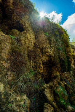 Aguallue, kaynak suyu ile doğal çevreyi cezbediyor. Kayalık boyunca sürekli olarak turistik bir yer olan Teruel, İspanya.