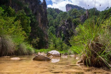 Matarraya, Teruel, İspanya 'daki nehir ve dağların manzarası