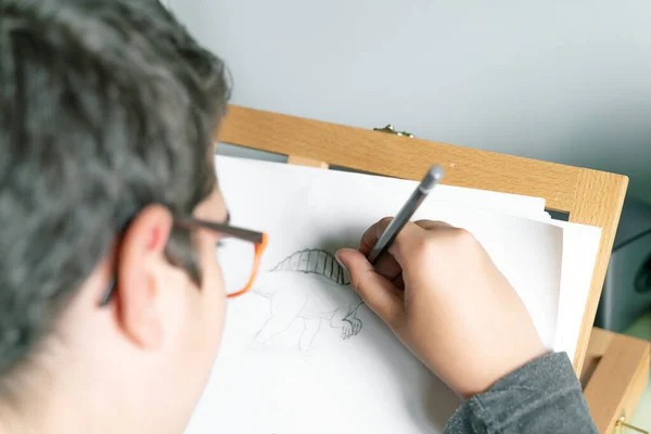 Großaufnahme Eines Konzentrierten Teenagers Der Einen Dinosaurier Mit Bleistift Seinem — Stockfoto