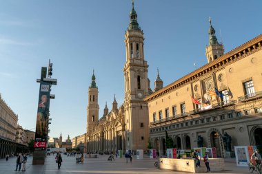 ZARAGOZA, SPAIN, 10 / 07 / 2020, The Plaza de Nuestra Senora del Pilar veya Plaza del Pilar en popüler merkezlerden biri..