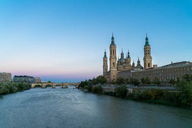 İspanya 'nın başkenti Zaragoza' da Ebro nehrinde Basilica del Pilar manzarası.