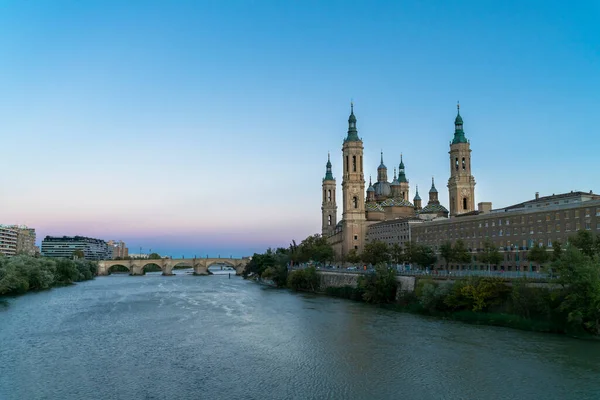 İspanya 'nın başkenti Zaragoza' da Ebro nehrinde Basilica del Pilar manzarası.
