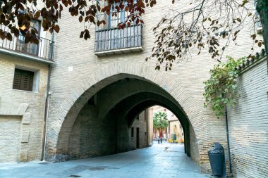  Casa del Den iki bloktan oluşan bir binadır ve bunlardan biri Katedral 'e ya da Seo de Zaragoza' ya eklenmiştir. İspanya