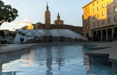 İspanya, ZARAGOZA, 10 / 2020: Fuente de la Hispanidad ve San Juan de los Panetes Kilisesi ile Plaza del Pilar