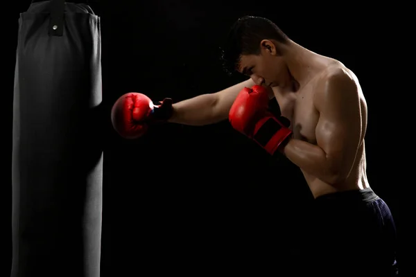 Boxeador Muscular Con Guantes Rojos Golpeando Saco Boxeo — Foto de Stock