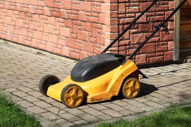 Köydeki çim biçme makinesi. 