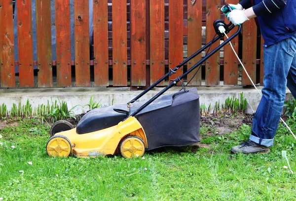 Man Maait Gras Met Een Grasmaaier — Stockfoto