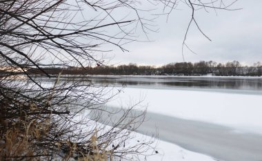 Kışın nehir. Nehir kıyıları buz ve kar içinde