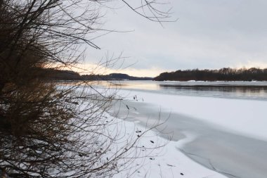 Kışın nehir. Nehir kıyıları buz ve kar içinde