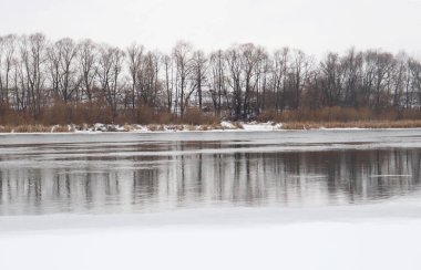 Kışın nehir. Nehir kıyıları buz ve kar içinde