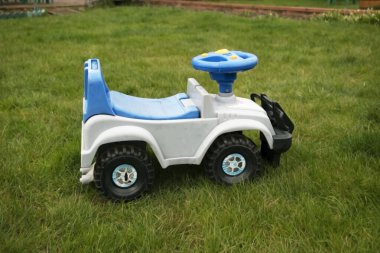 Çocuklar yeşil çimlerde oyuncak