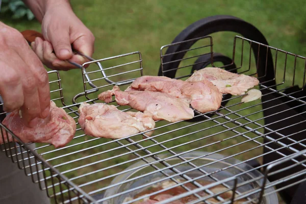 Vlees Koken Een Barbecue Buiten — Stockfoto