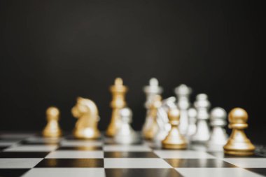 Gümüş ve altın satranç satranç tahtası ile kopya alanı, lüks iş takım arka plan simgesi üzerinde bulanıklık.