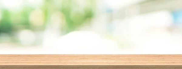 Ahşap masa üstü önünde ürün için arka plan bulanıklık ve montaj afiş boyutu görüntülemek.