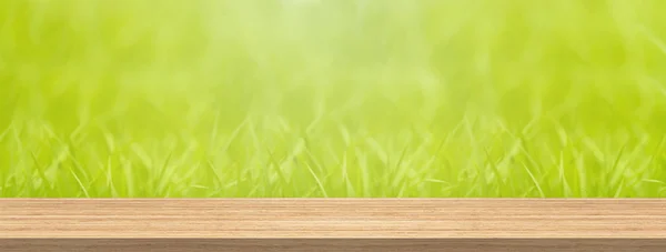 Houten Tafelblad Voor Vervagen Groen Gras Voor Product Montage Banner — Stockfoto