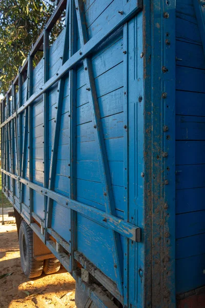 Camion Blu Utilizzato Trasporto Bestiame Tra Aziende Agricole — Foto Stock